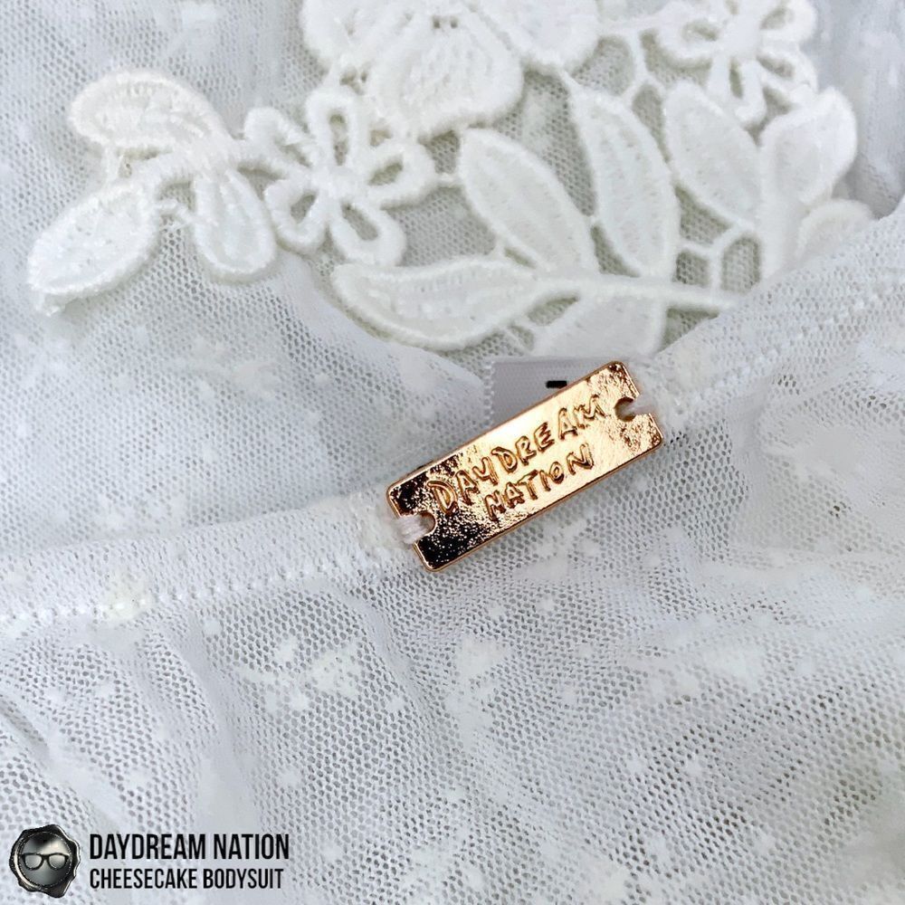 DAYDREAM NATION CHEESECAKE FLORAL APPLIQUÉ BODYSUIT IN WHITE VINTAGE LACE NWT - Picture 8 of 15